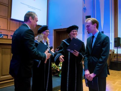 Mgr inż. arch. Jakub Korzekwa został  uhonorowany Nagrodą Prezydenta Miasta Gdyni, którą podczas uroczystej inauguracji Wydziału Architektury Politechniki Gdańskiej wręczył wiceprzewodniczący Rady Miasta Gdyni Marcin Wołek. Fot. Sekcja Multimedialna PG