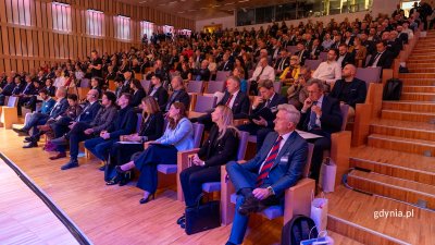 23. Forum Gospodarki Morskiej. Na zdj. m.in.: prezydent Gdyni Aleksandra Kosiorek, Sławomir Kalicki, lider Forum Gospodarki Morskiej i prezes zarządu Grupy Firm Inter Marine i Anna Salomon, radna Gdyni (fot. Mateusz Dietrich)