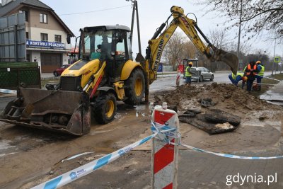 Uwaga, awaria wody i ciepła w Gdyni. Prace naprawcze przy ul. płk. Stanisława Dąbka (fot. Magdalena Starnawska)