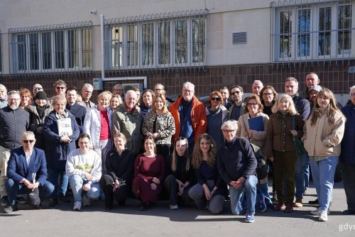Uczestnicy spotkania na tle odrestaurowanej elewacji tylnej (fot. Karolina Szypelt)