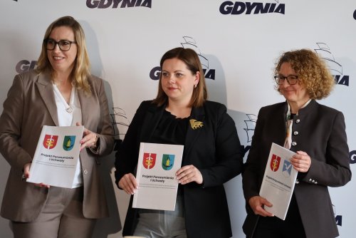 Porozumienie komunikacyjne między prezydent Gdyni Aleksandrą Kosiorek, prezydentką Sopotu Magdaleną Czarzyńską-Jachim i wójt Kosakowa Euniką Niemc (fot. Dorota Patzer)