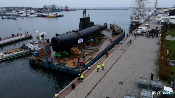 Operacja „Sokół” w toku. Okręt w drodze do nowego domu