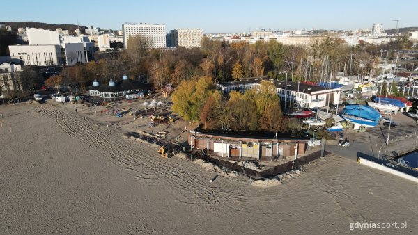 Nowe kładki na plaży na ostatniej prostej