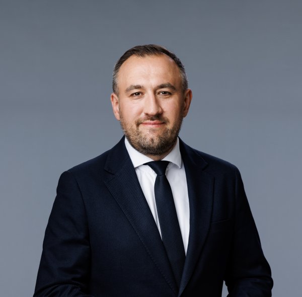 Tomasz Augustyniak, Dyrektor Zarządzający ds. Społecznych