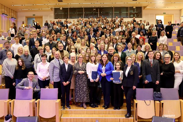 Najzdolniejsi uczniowie i studenci otrzymali stypendia