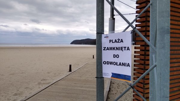 Zamknięte plaże, bulwar i parkingi