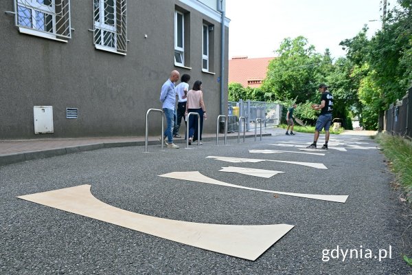 Uliczny mural zwieńczy prace nad poprawą bezpieczeństwa przed szkołą