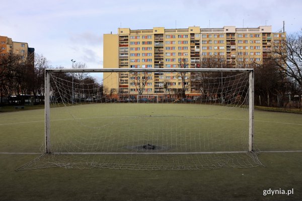 Nowa nawierzchnia boiska przy SP 21 – podpisano umowę