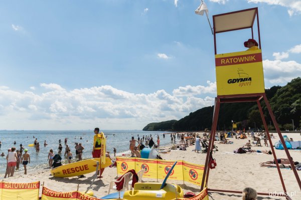 Boje ratownicze już na wszystkich gdyńskich plażach