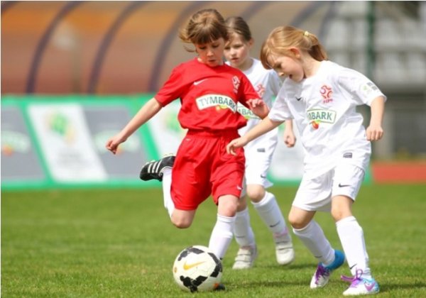 Dzieci z pomorskiego powalczą w finałach wojewódzkich Turnieju „Z Podwórka na Stadion o Puchar Tymbarku” o szansę gry na Stadionie Narodowym