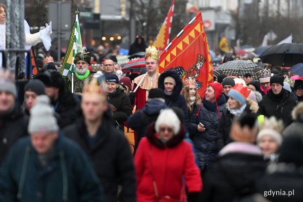 Gdynia w rytmie kolęd: Orszak Trzech Króli przeszedł ulicami miasta