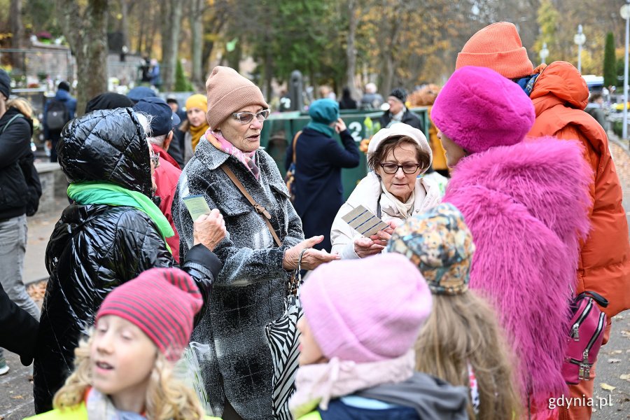 Jola Słoma i Mirosław Trymbulak podczas kwesty na Cmentarzu Witomińskim