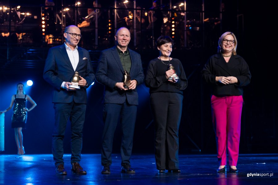 Liderzy Sportu Szkolnego od lewej: SP 37 dyrektor Witold Chudyszewicz, SP 48 wicedyrektor, SP 6 dyrektor Ewa Andrzejewska, Oktawia Gorzeńska wiceprezydent Gdyni // fot. Dawid Linkowski