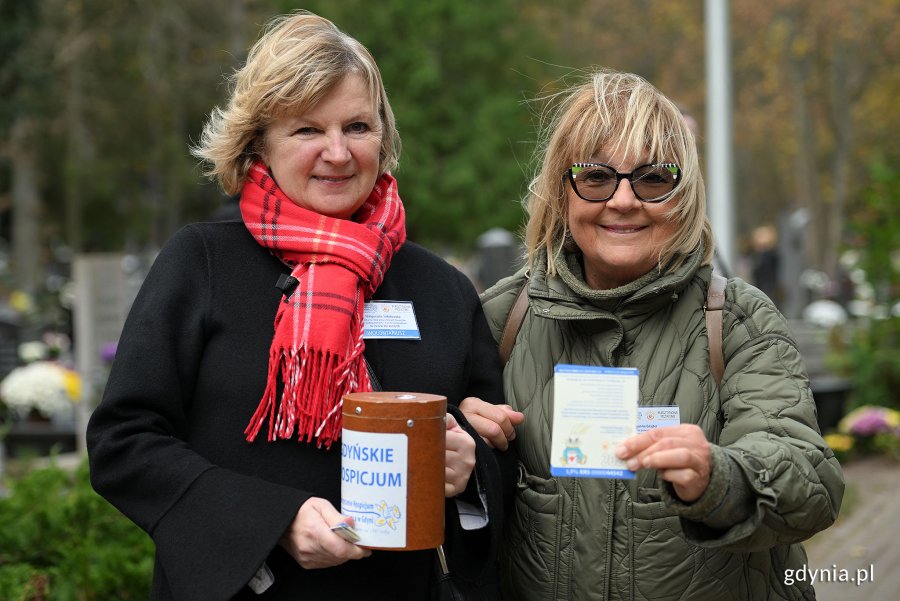 Małgorzata Sokołowska i Joanna Grajter podczas kwesty na Cmentarzu Witomińskim