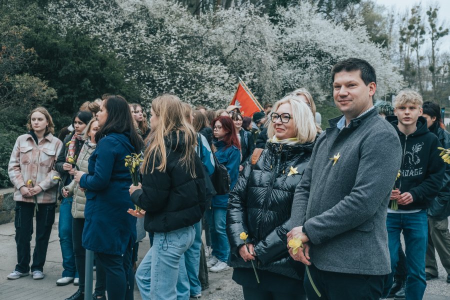 Mieszkańcy pod tablicą