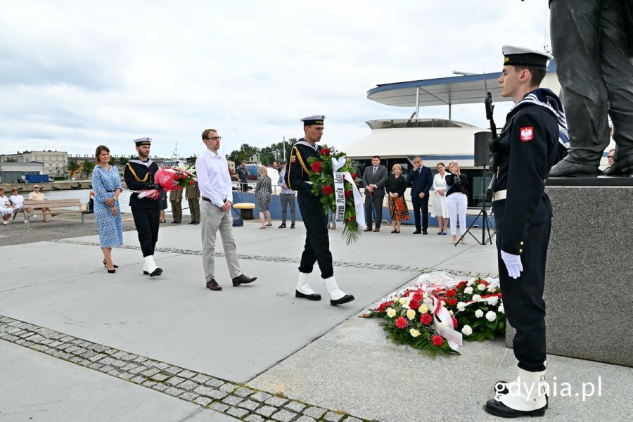 Dawid Gajos z Muzeum Miasta Gdyni i wiceprezeska Portu Gdynia Katarzyna Gruszecka-Spychała składający kwiaty podczas uroczystości z okazji 161. rocznicy urodzin inż. Tadeusza Wendy