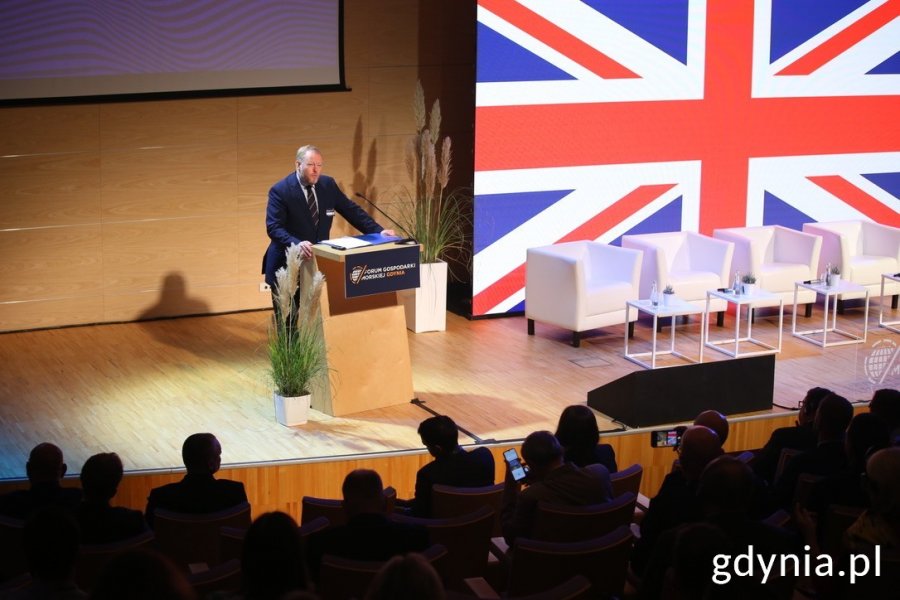 Na zdj. Mr Øystein Bø, ambasador Królestwa Norwegii w Warszawie na tle norweskiej flagi