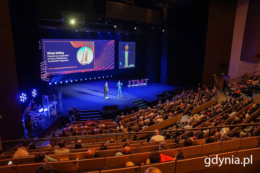 Prowadzący na scenie i uczestnicy gali konkursu IT Manager of Tomorrow Awards 2024 w Teatrze Muzycznym