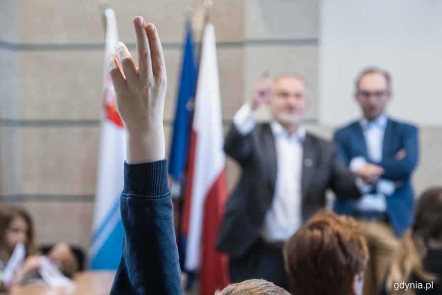 Spotkanie uczniów Gdyńskiej Szkoły Społecznej z prezydentem Wojciechem Szczurkiem i wiceprzewodniczącym Rady Miasta Gdyni Jakubem Ubychem, fot. Kamil Złoch