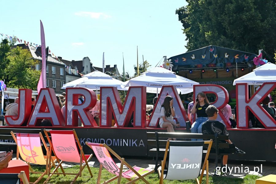 Napis „Jarmark” ustawiony na skwerze Heweliusza w Gdańsku