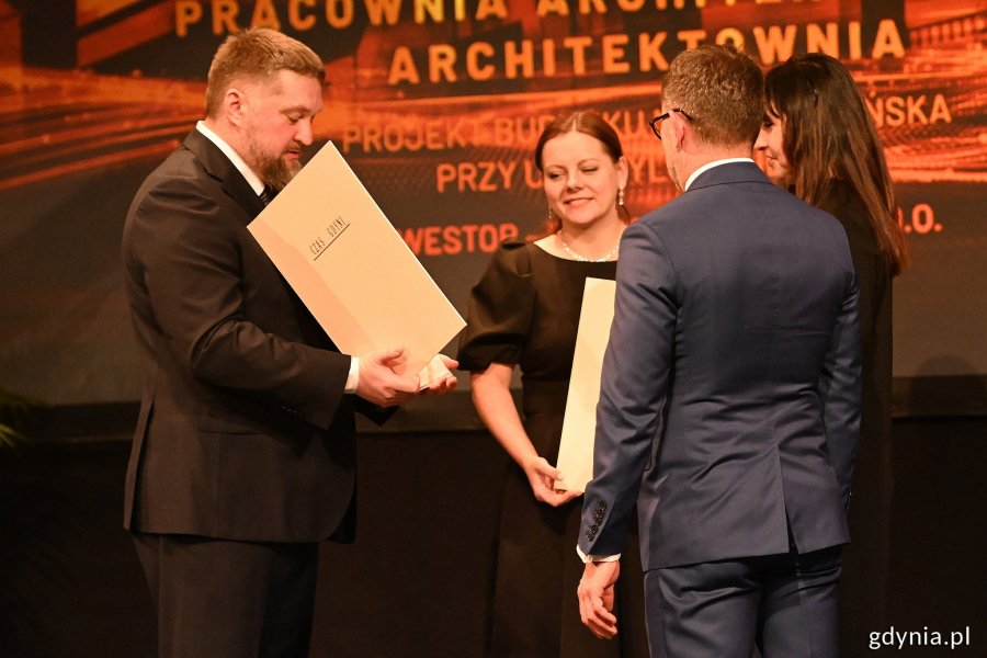 Wyróżnienie w kategorii "Architektura" za projekt Mała Chylońska, wręczają Przewodniczący Tadeusz Szemiot i Prezydent Aleksandra Kosiorek / fot. Michał Puszczewicz