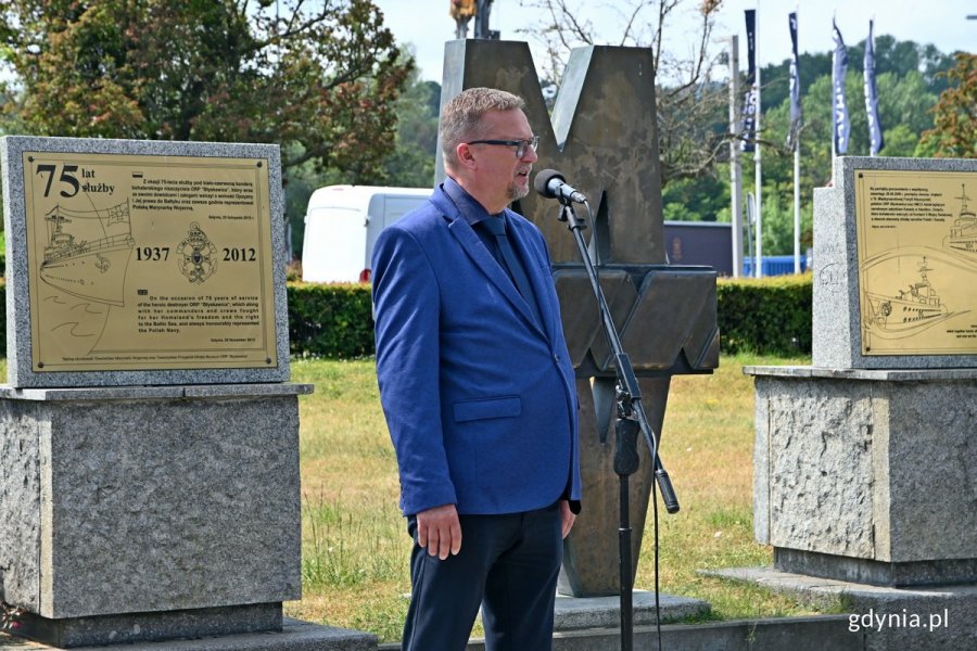 Tomasz Miegoń, dyrektor Muzeum Marynarki Wojennej, przemawiający podczas otwarcia wystawy „D-Day. Okręty polskiej Marynarki Wojennej w operacji desantowej w Normandii”