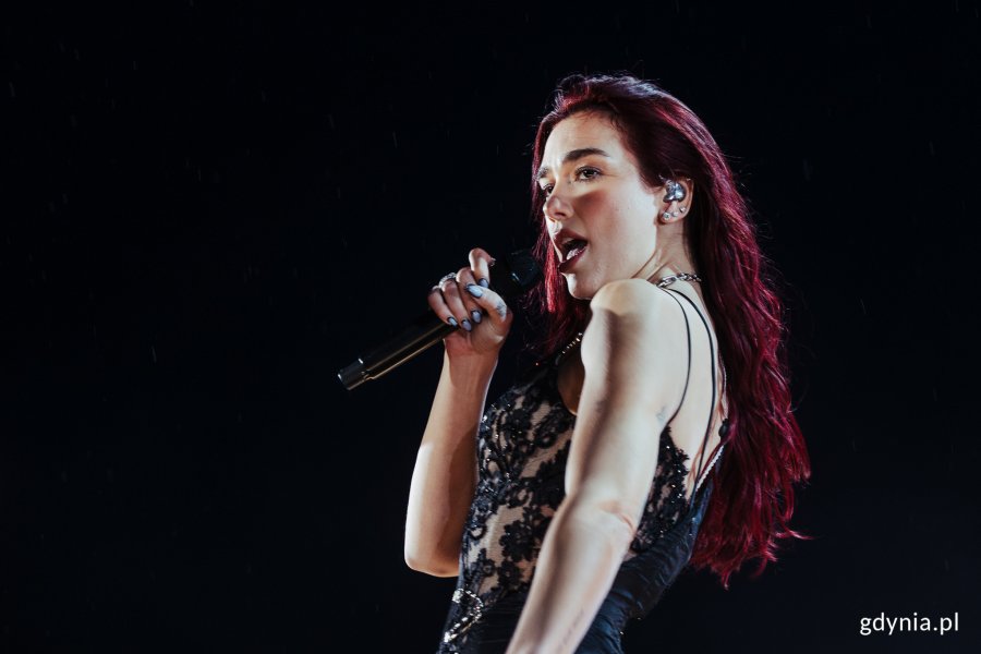 Na scenie Dua Lipa na Open'erze 2024 (uwaga, pobranie zdjęcia wymaga zgody redakcji gdynia.pl)