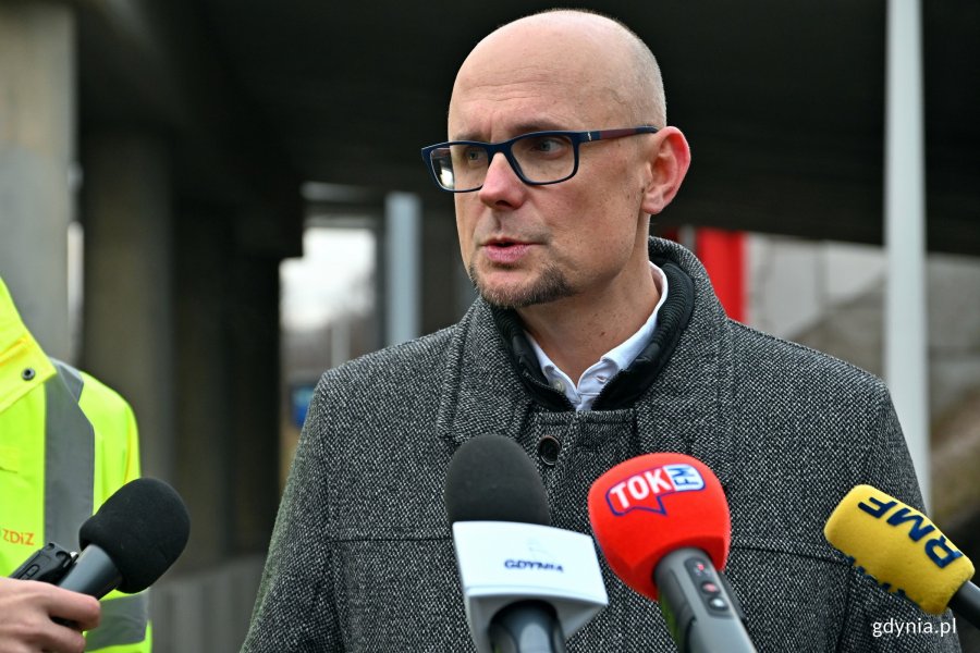 Wiceprezydent Gdyni Bartłomiej Austen podczas briefingu przy wiadukcie na węźle Karwiny 