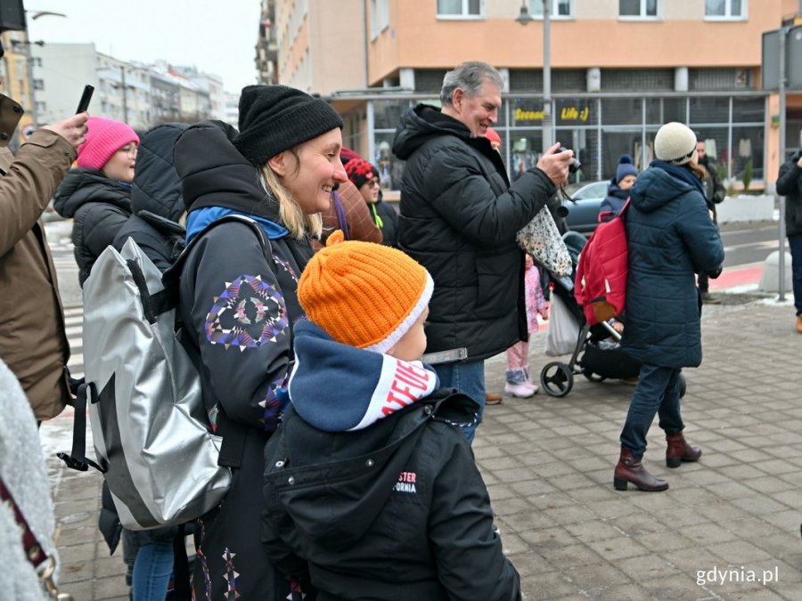 Gdynianie przyglądający się występowi kolędników „Gwiazdka z Tuchlina” podczas „Świątecznej Starowiejskiej”