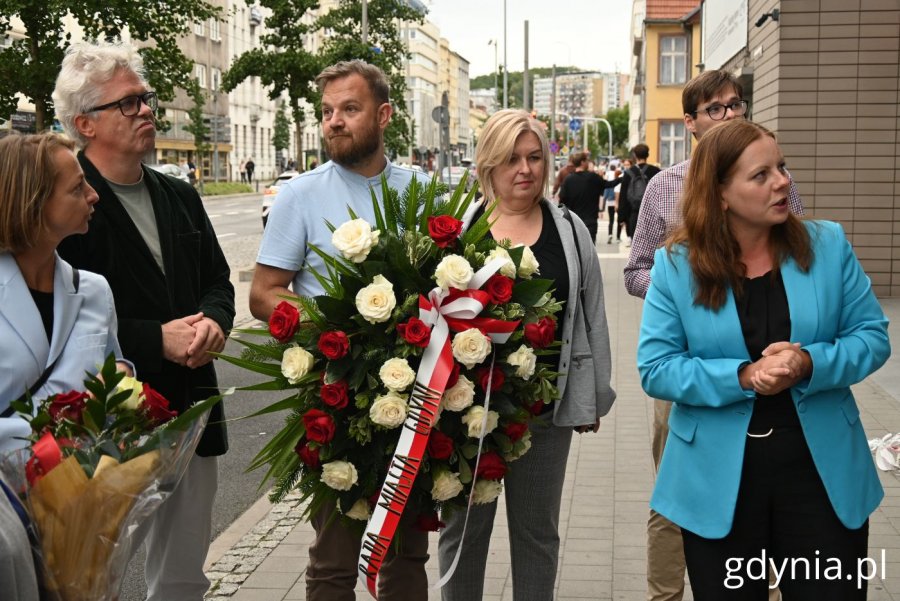 W uroczystych obchodach wzięli udział m.in.: Aleksandra Kosiorek, prezydent Gdyni, radni Gdyni (fot. Magdalena Starnawska)