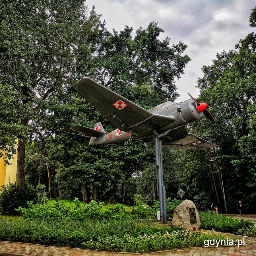 Uroczystości z udziałem przedstawicieli Rady Miasta Gdyni, zaproszonych byłych wojskowych, ich rodzin, obecnych pilotów oraz dowództwa Brygady Lotnictwa Marynarki Wojennej rozpoczęła się złożeniem wieńców pod pomnikiem i samolotem TS-8 Bies znajdującym się przy ul. Ikara  (fot. Małgorzata Kaliszewska)