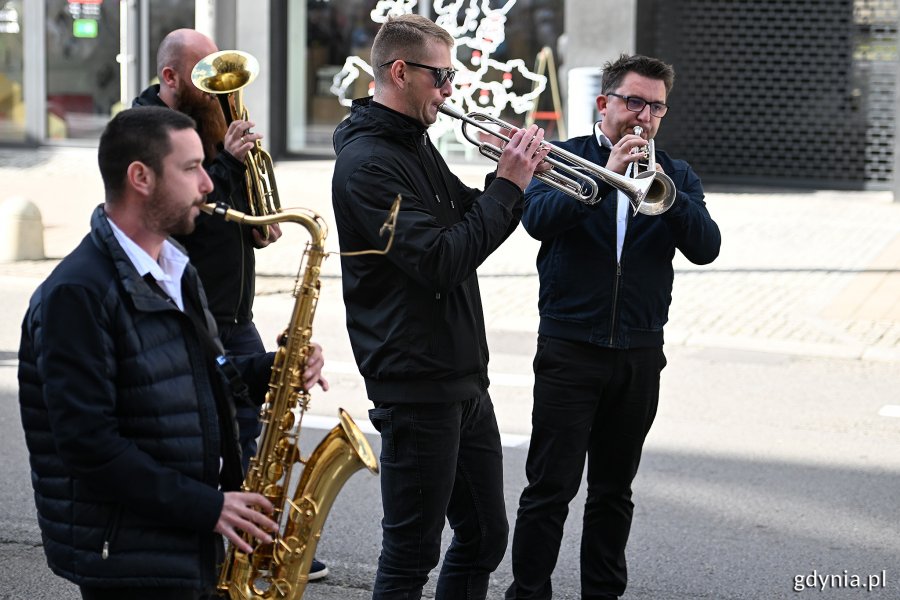 Tempo marszu nadawała orkiestra (fot. Michał Puszczewicz)