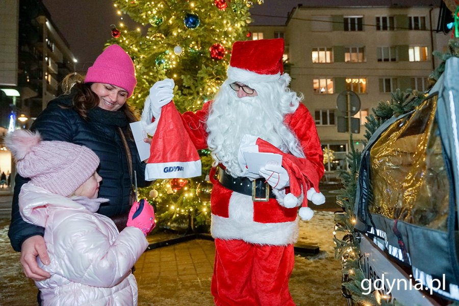 Mikołaj rozdający upominki mieszkańcom podczas „Świątecznej Starowiejskiej”