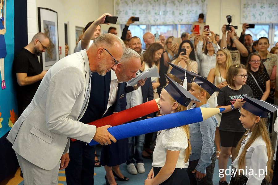 Michał Guć, wizcepredyent i Krzyszfot Jankowski, dyrektor z uczniami