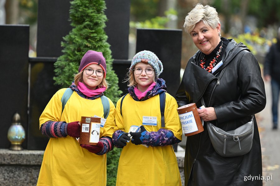 Wolontariuszki i Elżbieta Raczyńska podczas kwesty na Cmentarzu Witomińskim