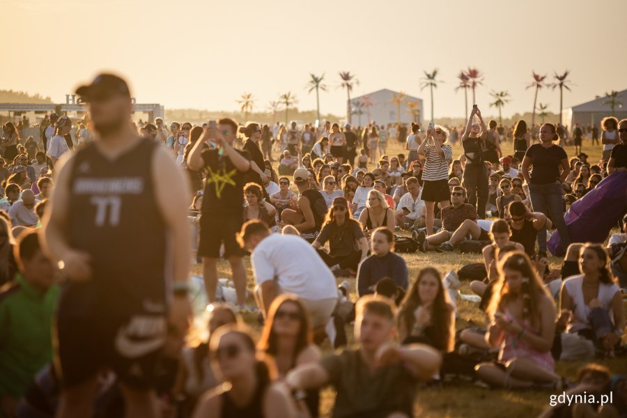 Festiwalowicze o zachodzie słońca (fot. Karol Stańczak)