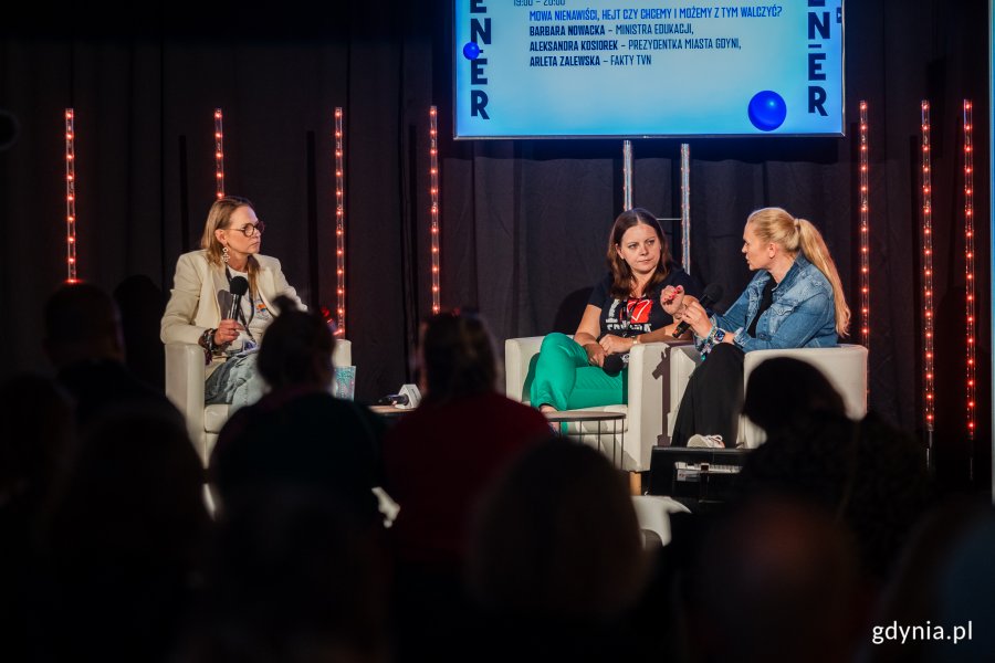 Na zdjęciu (od lewej): Aleksandra Kosiorek, prezydent Gdyni, Barbara Nowacka, ministra edukacji (fot. Karol Stańczak)