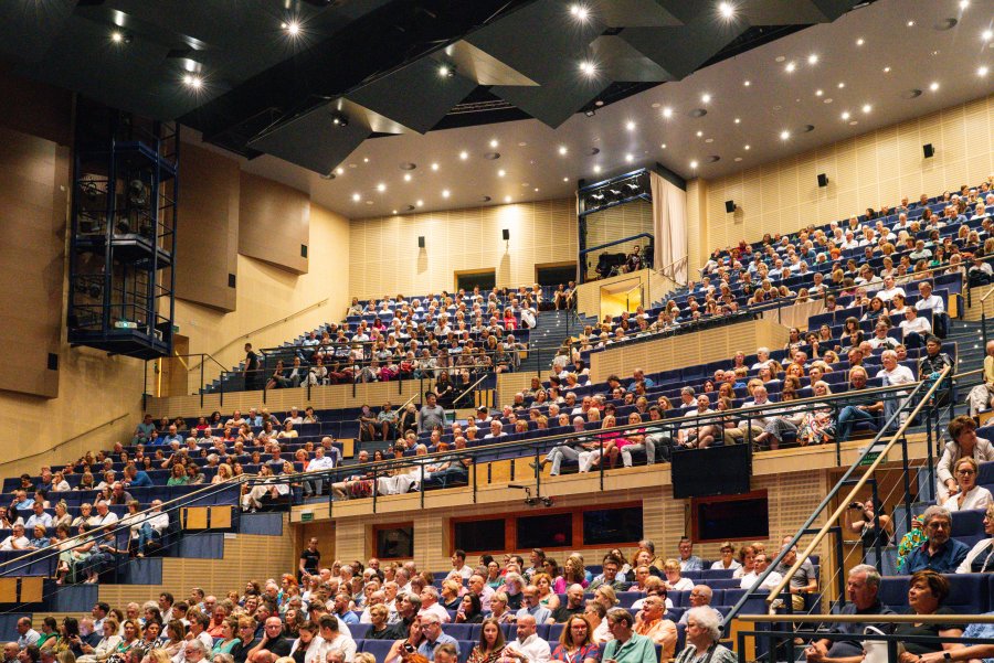 na zdjęciu publiczność w teatrze