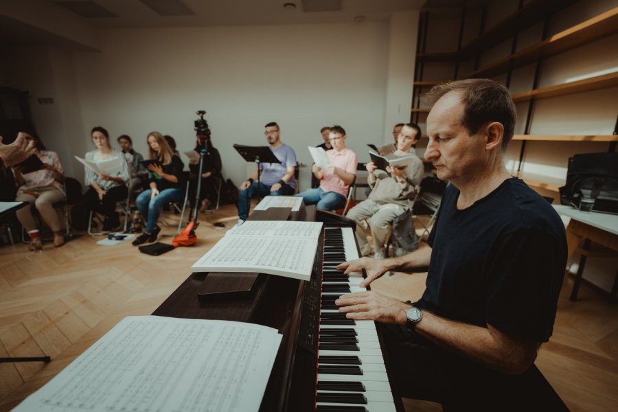 Profesor Johannes Knecht z uczestnikami kursu mistrzowskiego dla dyrygentów chóralnych i śpiewaków zespołowych w gdyńskim Konsulacie Kultury. Fot. RT Produkcja