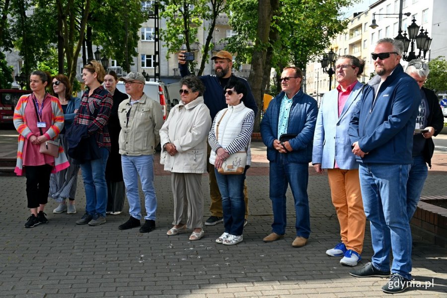 Uczestnicy otwarcia wystawy na temat Brygady Lotnictwa Marynarki Wojennej 