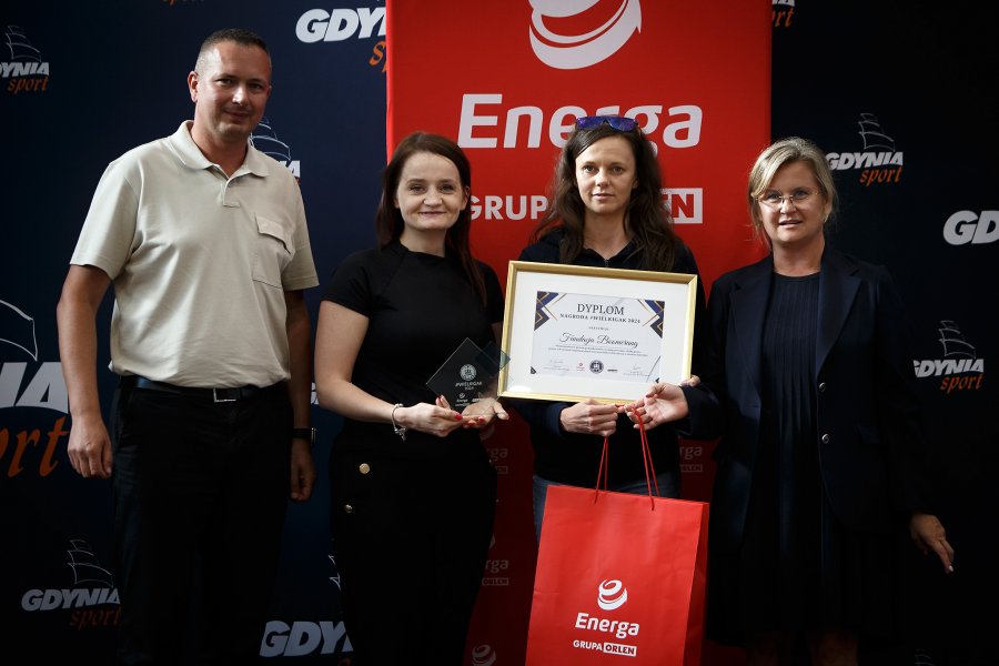 Od lewej wiceprezes Robert Wierzbicki, Anna Mrozińska i Aleksandra Wójcik (Fundacja Boomerang), Prezes Małgorzata Rudowska (fot. Mariusz Mazurczak)