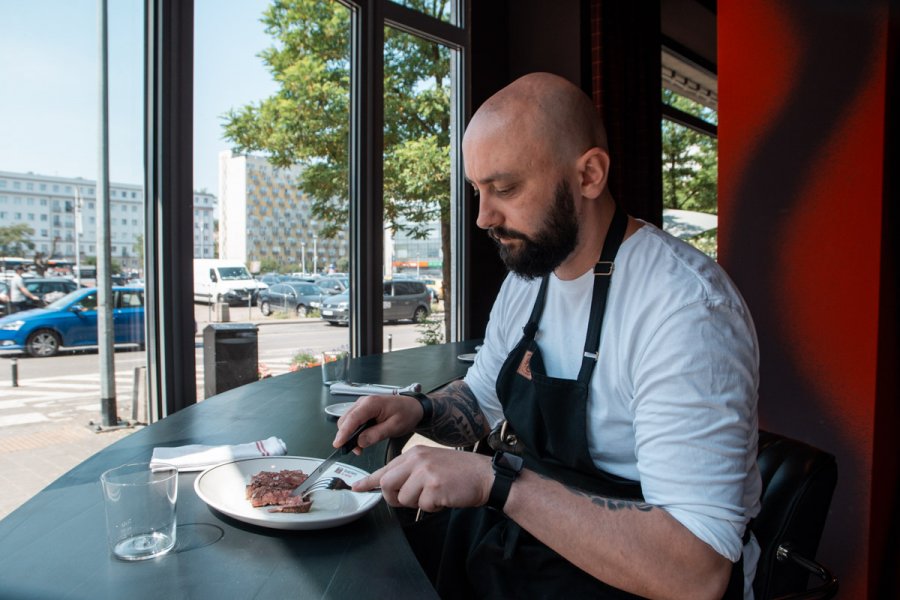 Na zdj. Mateusz Ciołko, szef kuchni w Butchery & Wine podczas posiłku