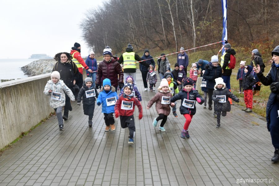 Oksywski bulwar przywitał zgromadzonych rześkim morskim powietrzem, dżdżystą pogodą i sprzyjającą bieganiu temperaturą // fot. M. Urbaniak