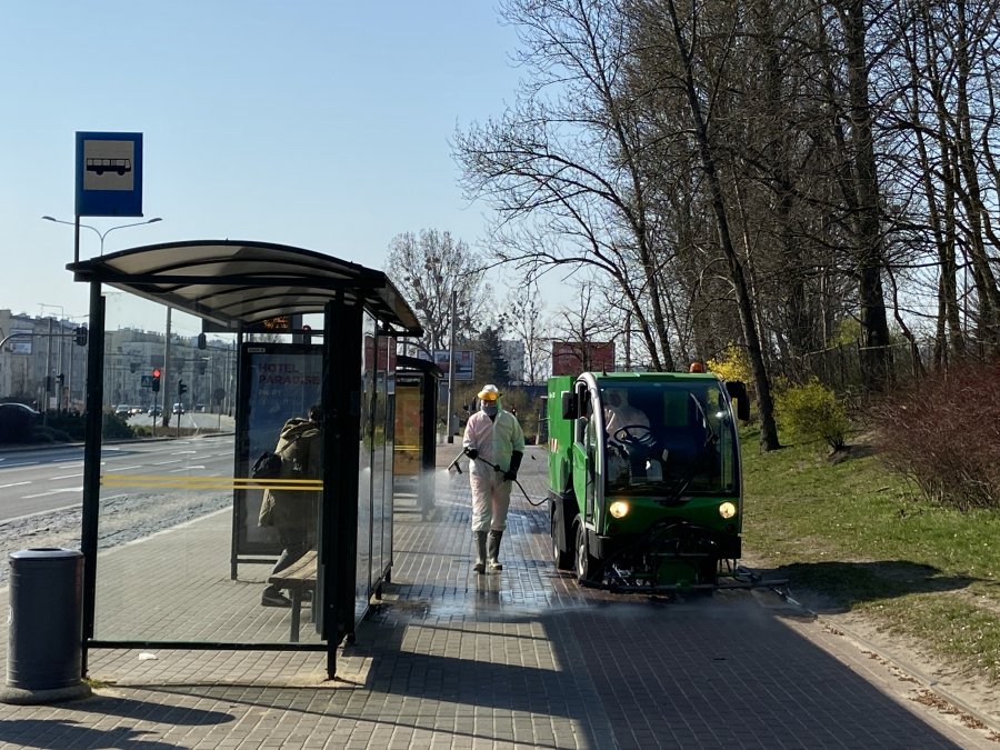 Nowa polewaczka dezynfekuje chodniki wzdłuż ulicy Władysława IV // fot. ZDiZ