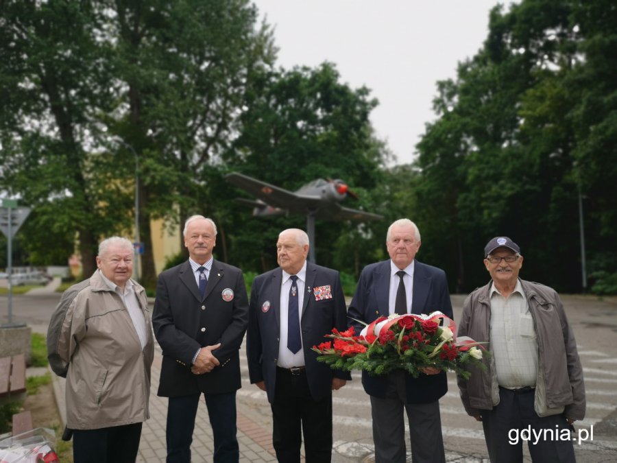 Uroczystości z udziałem przedstawicieli Rady Miasta Gdyni, zaproszonych byłych wojskowych, ich rodzin, obecnych pilotów oraz dowództwa Brygady Lotnictwa Marynarki Wojennej (fot. Małgorzata Kaliszewska)