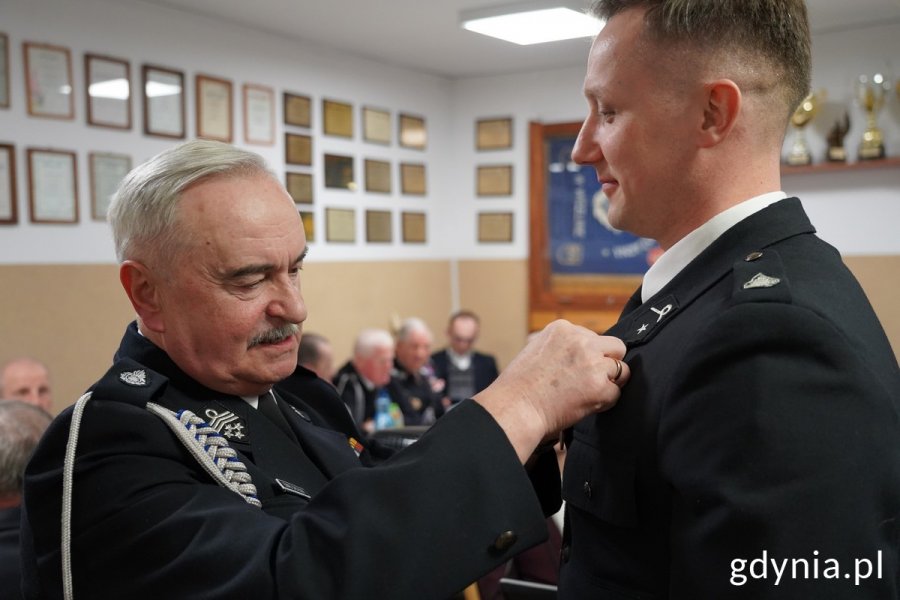 Edward Chechliński, prezes Zarządu Oddziału Powiatowego ZOSP RP w Gdyni wręcza odznaczenie druhowi