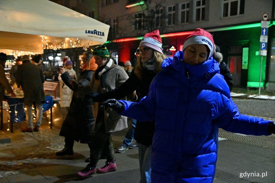 Tańczący uczestnicy „Roztańczonej Starowiejskiej”