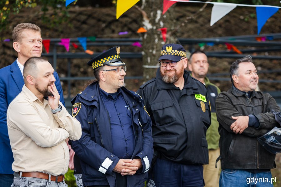 W otwarciu muralu i ulicy szkolnej na Hallera uczestniczyli m.in. Michał Felon - dyrektor Zarządu Dróg i Zieleni w Gdyni, Wojciech Ogrodnik - przewodniczący Rady Dzielnicy Wzgórze św. Maksymiliana czy strażnicy miejscy z komendantem Andrzejem Bieniem