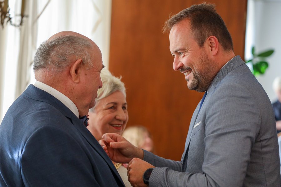 Medale wręczył wiceprezydent Gdyni ds. rozwoju Marek Łucyk / fot. M. Kozłowski