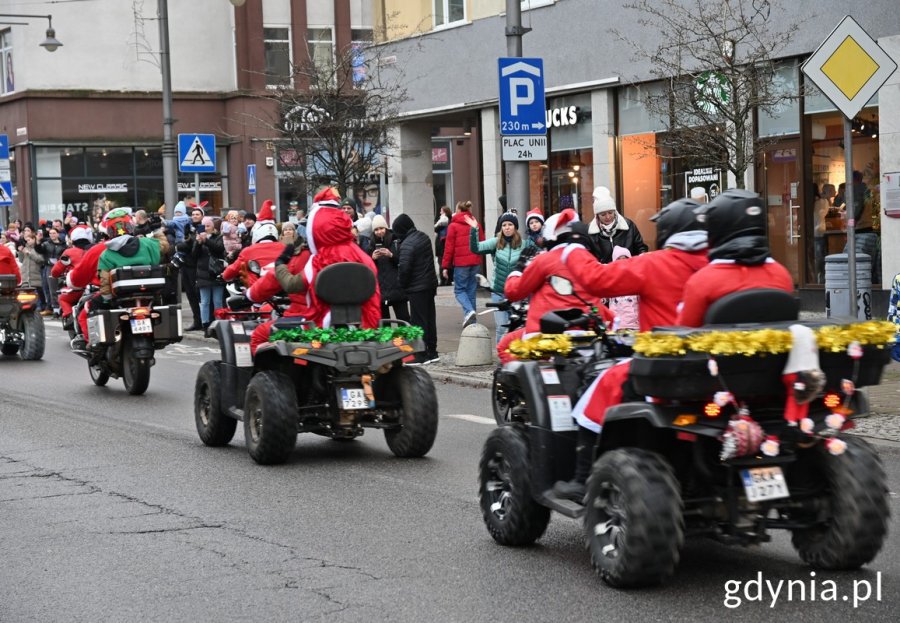 Motocykliści przebrani za mikołaje i mieszkańcy na ulicy Świętojańskiej